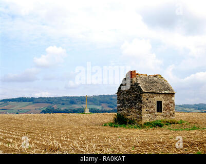 Piccola casa abbandonata e la croce al centro del campo di raccolta in Provenza, Francia Foto Stock