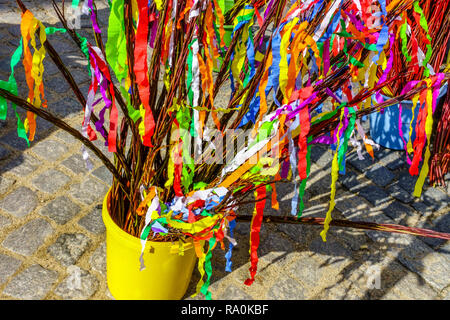 Ceca Pasqua fruste colorate al mercato Willow Wicker frusta di Pasqua Foto Stock