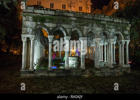 Genova, Italia, Novembre 24, 2018 - Saint Andrew chiostro rovine vicino alla casa di Cristoforo Colombo, (Casa di Colombo), di notte, a Genova, Italia. Foto Stock