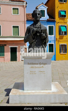 Statua del compositore veneziano Baldassare Galuppi a Burano, l'isola della sua nascita. Foto Stock