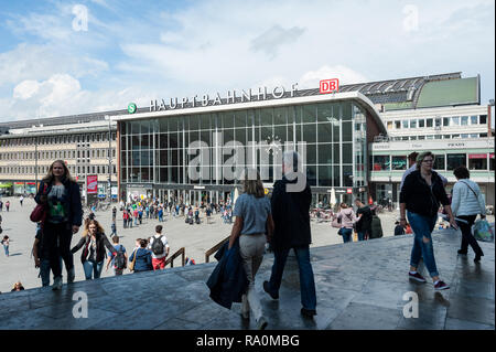 09.06.2017, Koeln, Nordrhein-Westfalen, Deutschland, Europa - Menschen vor dem Westeingang des Hauptbahnhofs Koelner. 0SL170609D002CARO.JPG [modello REL Foto Stock