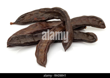 Mature carruba pod isolati su sfondo bianco Foto Stock