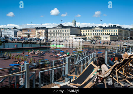 23.06.2018 - Helsinki, Finnland, Europa - Ein Blick auf die Sonnenterrasse des Allas mare Piscina mit Hafen, Marktplatz und dem im Praesidentenpalais suggerimento Foto Stock