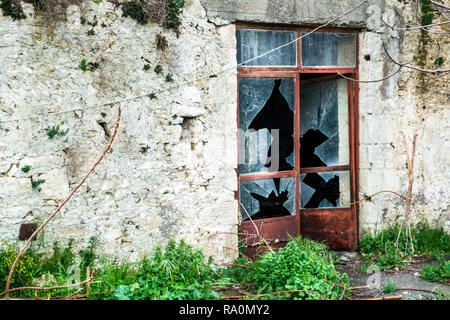 Rottura del vetro porta in vecchie rovine a Creta Grecia Europa Foto Stock