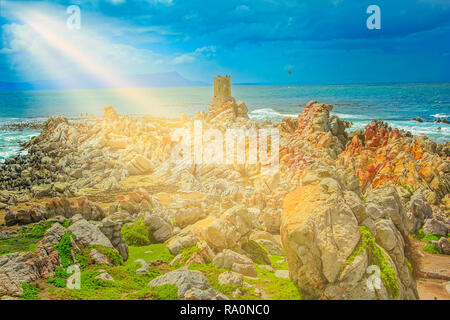 Sole che splende sul vecchio whale watching da torre a Stony Point, una delle più grandi colonie di allevamento del pinguino africano, vicino a Betty's Bay, Western Cape, Sud Africa. Foto Stock