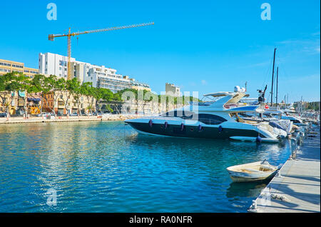 A piedi lungo le barche ormeggiate nel porto di La Valletta con vista sul lungomare di Ta' Xbiex town, Malta. Foto Stock