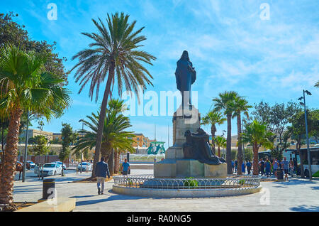 FLORIANA, Malta - 18 giugno 2018: Cristo Re Kristu (Re) monumento si trova appena fuori la città di La Valletta muro nel giardino ombreggiato di Vjal Ir-Re Dwardu VII Foto Stock