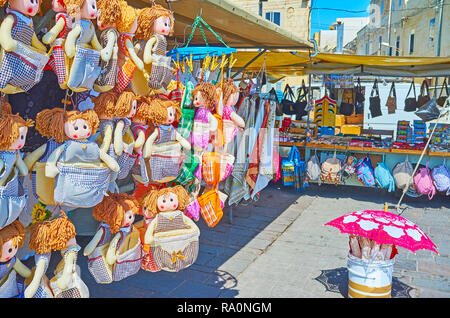 Nel mercato dei souvenir di Marsaxlokk è il bel posto di scegliere alcuni doni, come i tradizionali ricami Maltese, ombrelloni, magneti, accessori Foto Stock