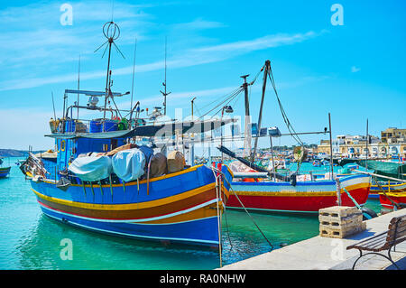 Il legno barche da pesca nel tradizionale villaggio di Marsaxlokk, famosa per i suoi splendidi siti, Malta. Foto Stock