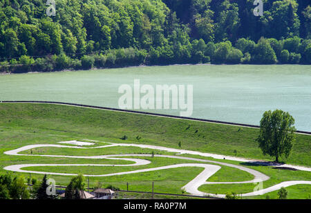 Gara Karting circuito vicino lago, vista aerea Foto Stock