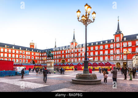 Madrid, Spagna - 5 Dicembre 2017 - Il colorato plaza maior viale nel centro di Madrid con un grande gruppo di persone in Spagna Foto Stock