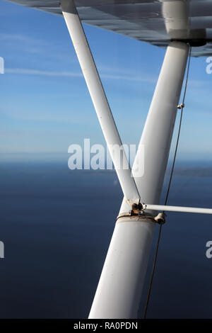 Antenna a metà vista aerea del puntone di ala di un Piper PA18 Super Cub aeromobili leggeri Foto Stock