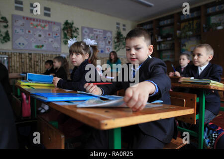 Gli scolari ucraino durante la lezione a scuola di Radinka.Anche se non appartiene al Chernobyl zona di esclusione,l'area è contaminata Foto Stock