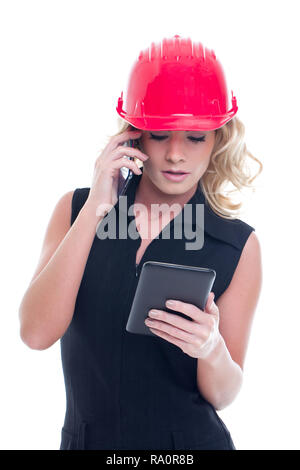 Costruzione di giovani manager e chiamante utilizzando tablet isolati su sfondo bianco Foto Stock