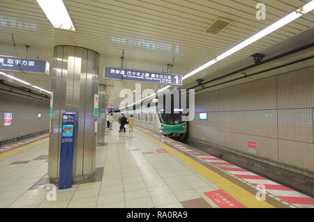 La gente viaggia in metropolitana nel centro cittadino di Tokyo in Giappone. Foto Stock