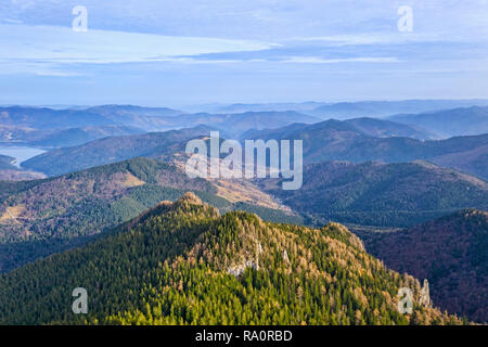 Vista aerea del tardo autunno paesaggio, foreste e colline. Foto Stock
