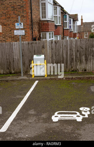 Parcheggio bay per la ricarica dei veicoli elettrici. Parcheggio a pagamento qui in Tenterton, Kent, England, Regno Unito Foto Stock