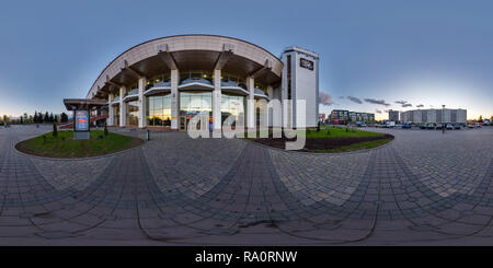 Visualizzazione panoramica a 360 gradi di GRODNO, Bielorussia - Aprile 20, 2016: Panorama moderno vicino stazione ferroviaria con pareti a specchio in serata. 360 da 180 gradi sferica perfetta pano