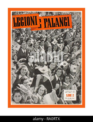 Vintage WW2 1941 Propaganda Stampa Italiana immagine della folla a Roma sventolando bandiere con la svastica a sostegno dell'alleanza tra la Germania nazista Adolf Hitler e Facist Italia dittatore Benito Mussolini "Legioni e falangi" "le legioni di soldati che marciano insieme per la lotta all'. Foto Stock