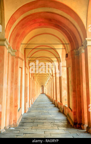 Colonnato della Basilica di San Luca, il più lungo arco nel mondo che conduce al San Luca Santuario della città di Bologna in Italia. Fondo di architettura. Colpo verticale. Foto Stock