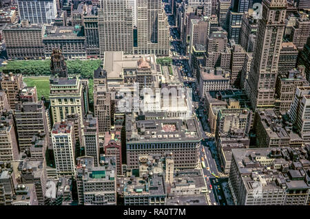 New York City Giugno 1964. Vista guardando verso il basso sulla città di New York con l'edificio Ovingtons in primo piano a destra. Foto Stock