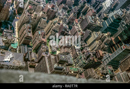 Giugno 1964.vista guardando verso il basso sui blocchi di appartamenti e alberghi dalla parte superiore dell'Empire State Building di New York City. Foto Stock