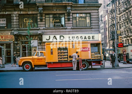 Giugno 1964. Una Coca Cola carrello di mandata in fase di scarico al di fuori del file JAD magazzino bagagli sull'angolo del West 58th Street a New York City. È inoltre visibile Foto Stock