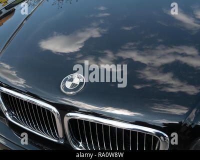 Kiev, Ucraina - 28 Aprile 2018: vista dall'alto sulla BMW di lucido nero lucido cofano auto con emblema Foto Stock