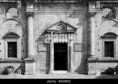 Vista frontale della porta di un antico edificio Creta Grecia Europa Foto Stock