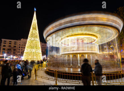 Valencia, Spagna. Dicembre 2018: Fiera di Natale con la giostra Modernisme sulla piazza del municipio di Valencia, Spagna. Foto Stock