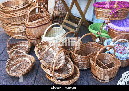 Pila di diversi canestri di vimini esposti per la vendita al mercato. Basketry e maestria da materiale naturale nozione Foto Stock