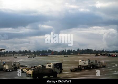 Imbuto la formazione di nubi all'orizzonte; visto dall aeroporto Sea-Tac a Seattle, Washington, Stati Uniti d'America. Foto Stock