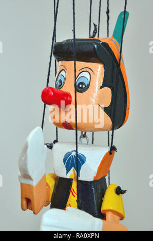 Pupazzo di legno di Pinocchio, il personaggio di fantasia dei bambini del romanzo Le avventure di Pinocchio (1883) da scrittore italiano Carlo Collodi. Foto Stock