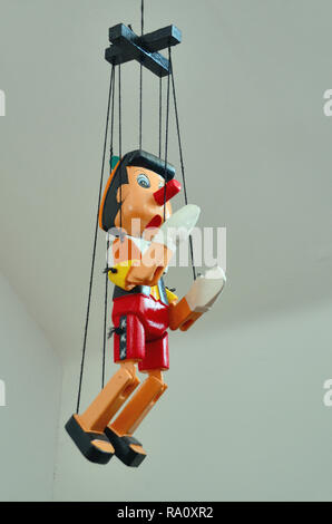 Pupazzo di legno di Pinocchio, il personaggio di fantasia dei bambini del romanzo Le avventure di Pinocchio (1883) da scrittore italiano Carlo Collodi. Foto Stock