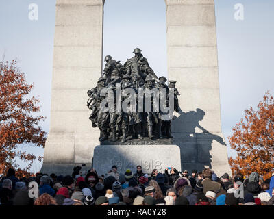 OTTAWA, Canada - 11 novembre 2018: folla raccolta sul National War Memorial di Ottawa, Ontario, Canada, il giorno del ricordo per commemorare la canadia Foto Stock