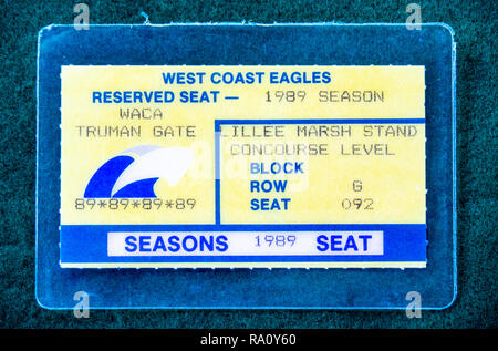 Riservati sede stagione biglietto per la West Coast Eagles Football Club Stati al WACA massa per 1989. Foto Stock