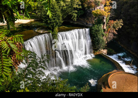 Vista aerea di Pliva cascata in Jajce in Bosnia ed Erzegovina Foto Stock