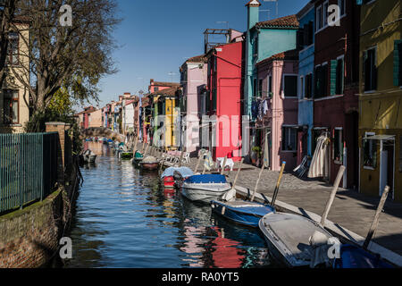 Edifici dipinti,Burano Venezia Italia. Foto Stock