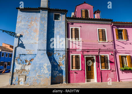 Edifici dipinti,Burano Venezia Italia. Foto Stock