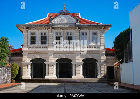 Hua Thai Museum, una ex scuola cinese, nella zona della città vecchia o Chinatown di Phuket Town, Phuket, Tailandia Foto Stock