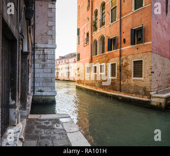 Canale laterale in segreto a Venezia, Italia. Foto Stock