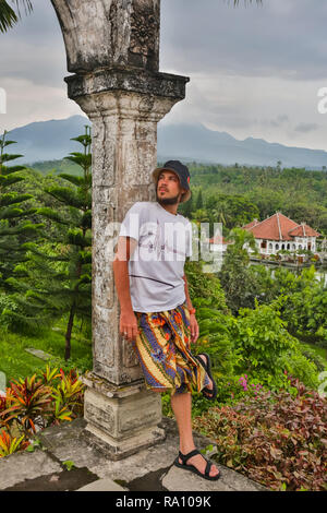 Giovane turista nel vecchio palazzo di acqua sulla isola di Bali. Foto Stock