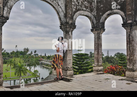 Giovane turista nel vecchio palazzo di acqua sulla isola di Bali. Foto Stock