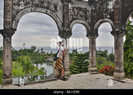 Giovane turista nel vecchio palazzo di acqua sulla isola di Bali. Foto Stock