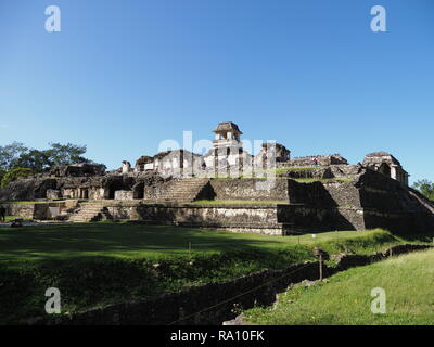 Stony rovine del palazzo reale di Pakal il grande a maya antico parco nazionale di Palenque città in Messico in Chiapas con cielo blu chiaro nel 2018 Foto Stock