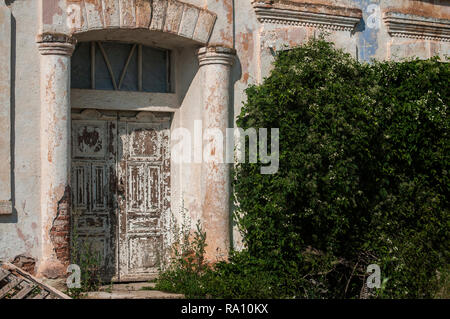 Vecchio weathered grunge abbandonato trascurato paese porta di casa closeup nella giornata di sole Foto Stock