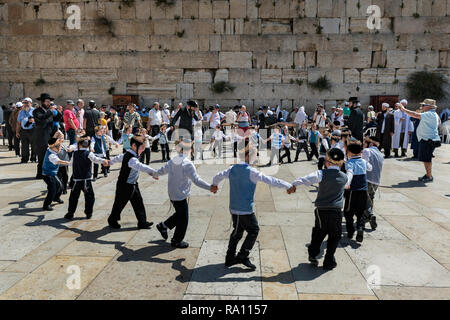 Giovani visitatori ebraica presso il Muro Occidentale di Gerusalemme. Israele Foto Stock