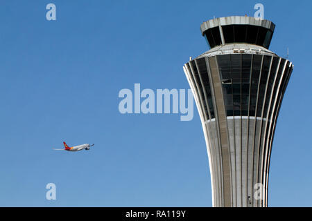 Volo decollo dall'Aeroporto Internazionale Capital di Pechino, Cina e passando dalla torre di controllo al terminale 3. Foto Stock