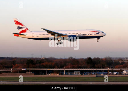 British Airways Boeing 777-200 ER atterraggio all' aeroporto di Heathrow, terminale 5, London REGNO UNITO Foto Stock