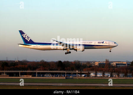 Boeing 777-300, ANA, JA785A, All Nippon Airways, in atterraggio a Heathrow, London airport terminal 5 pista. Regno Unito Foto Stock